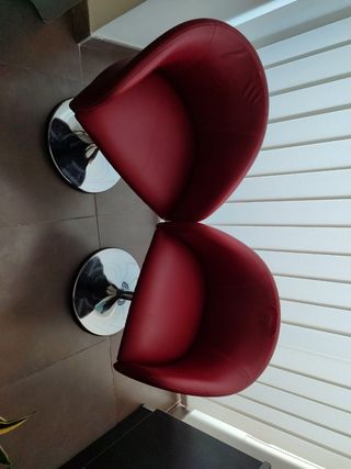 Sillón giratorio de piel sintética rojo y metálico