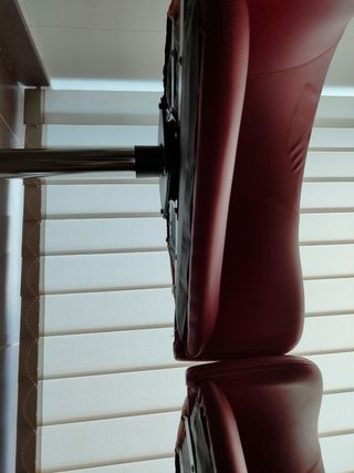 Sillón giratorio de piel sintética rojo y metálico