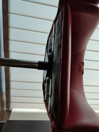 Sillón giratorio de piel sintética rojo y metálico