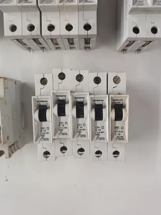 Lote de automáticos / magnetotérmicos usados