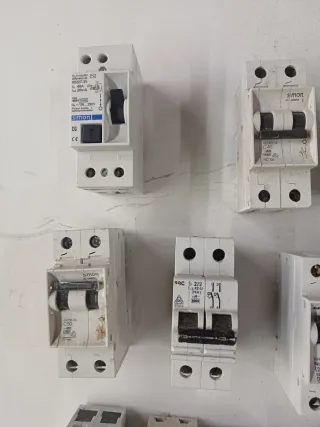 Lote de automáticos / magnetotérmicos usados