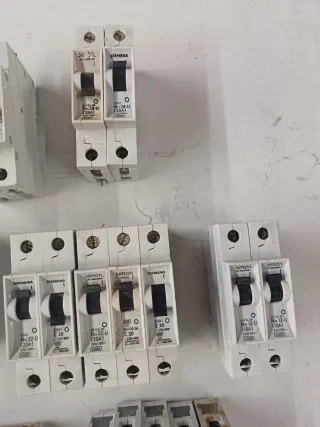 Lote de automáticos / magnetotérmicos usados