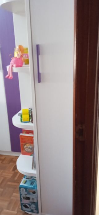 Dormitorio juvenil blanco y morado