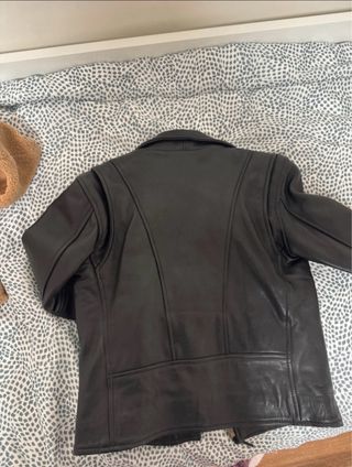 Cazadora de cuero negra