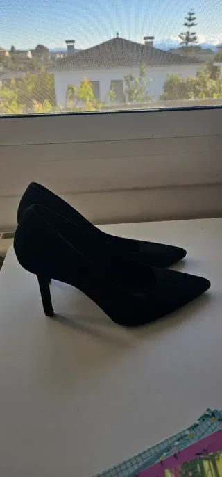 Zapatos de tacón negros nuevos