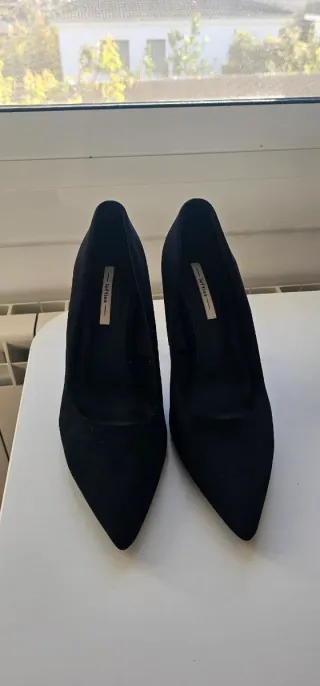 Zapatos de tacón negros nuevos