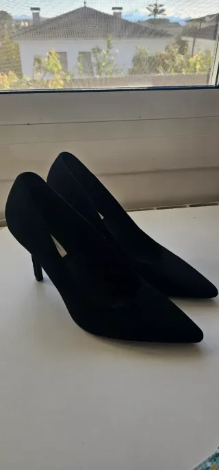Zapatos de tacón negros nuevos
