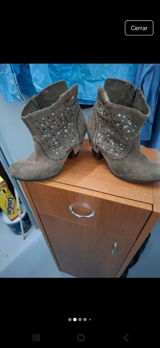 Botines grises con tachuelas