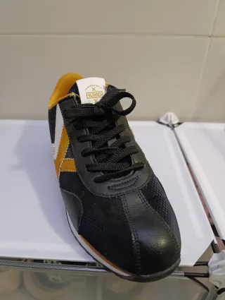 Zapatillas Munich Negras y Amarillas