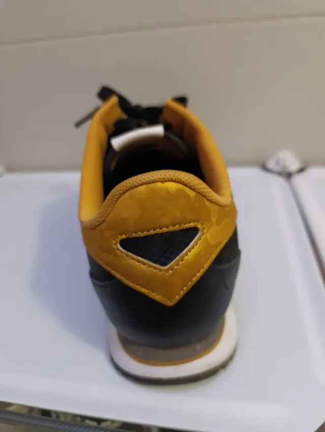 Zapatillas Munich Negras y Amarillas