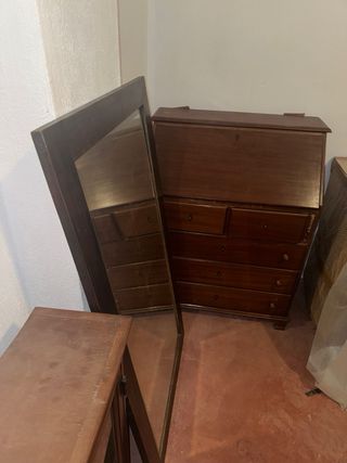 Escritorio antiguo de madera para restaurar