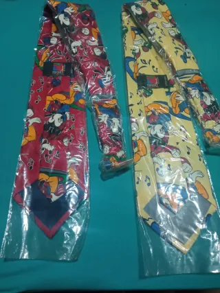 Lote de 2 corbatas vintage Disney una amarilla y o