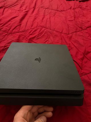 PS4 Slim 500GB + 2 Joypad + 4 Giochi