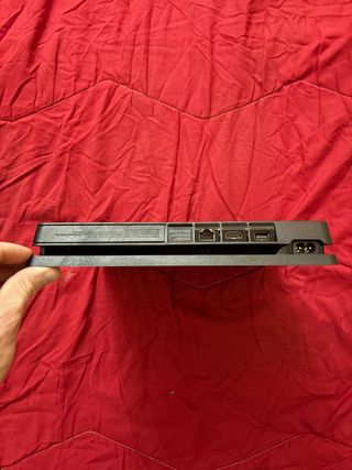 PS4 Slim 500GB + 2 Joypad + 4 Giochi