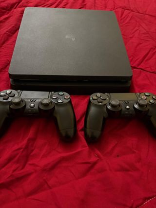 PS4 Slim 500GB + 2 Joypad + 4 Giochi