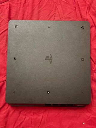 PS4 Slim 500GB + 2 Joypad + 4 Giochi