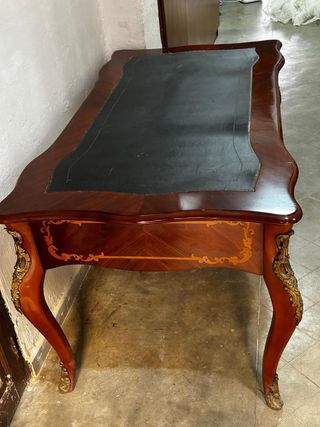 Escritorio y sillón de madera