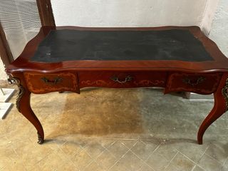 Escritorio y sillón de madera