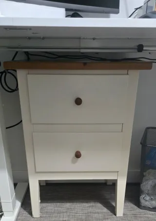 Mesita de noche blanca y madera