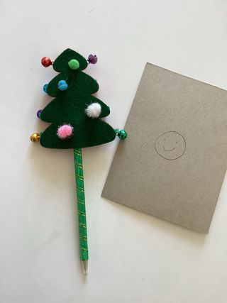 Penna albero di Natale decorata