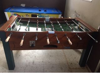 Futbolín de madera maciza semi-nuevo