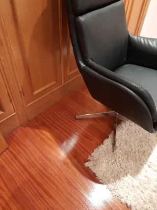 Sillón ergonómico con reposapiés en piel sintética