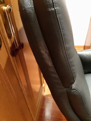 Sillón ergonómico con reposapiés en piel sintética