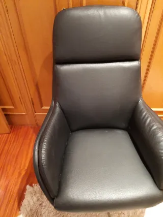 Sillón ergonómico con reposapiés en piel sintética