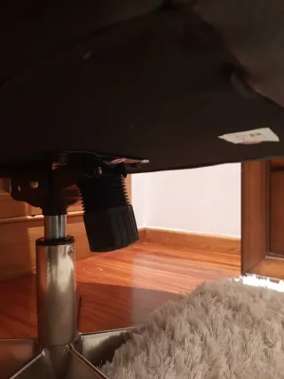 Sillón ergonómico con reposapiés en piel sintética