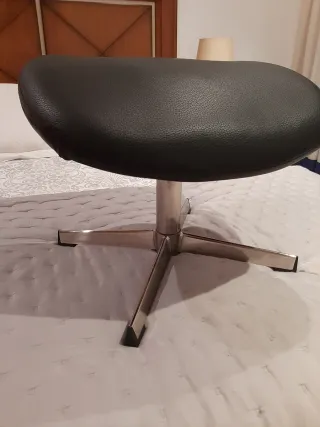 Sillón ergonómico con reposapiés en piel sintética
