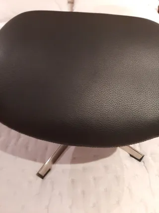 Sillón ergonómico con reposapiés en piel sintética