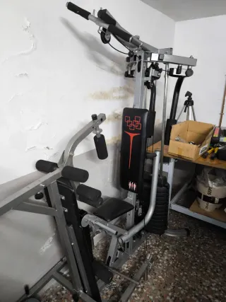 Máquina multifunción y banco de gimnasio