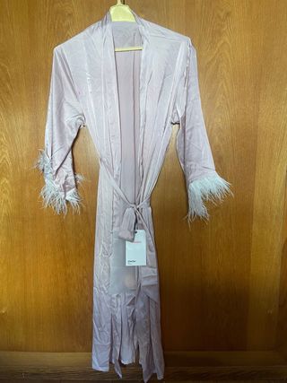 Bata de seda rosa con plumas