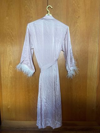 Bata de seda rosa con plumas
