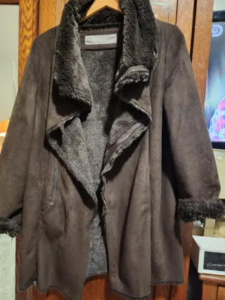 Abrigo marrón de ante y pelo interior marrón