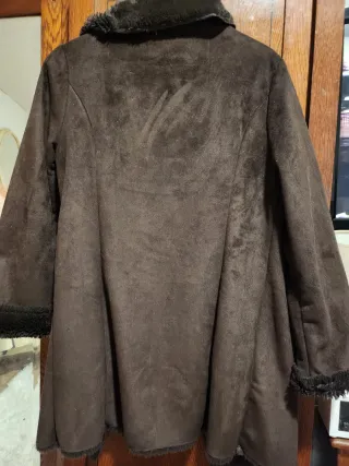 Abrigo marrón de ante y pelo interior marrón