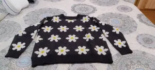 Jersey negro con estampado de flores blancas