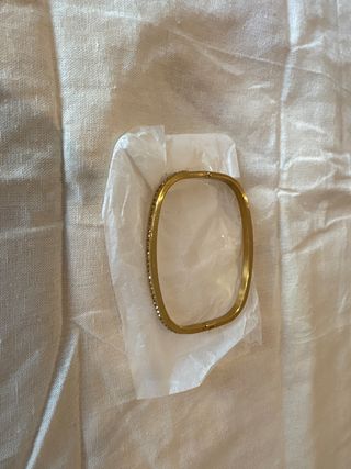 Pulsera dorada con brillantes