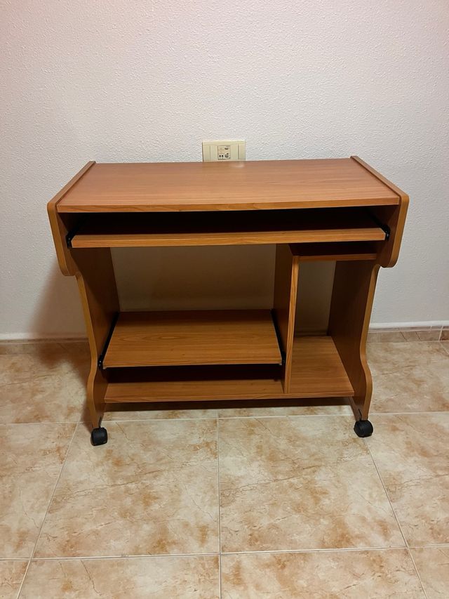 Escritório de madeira com rodas