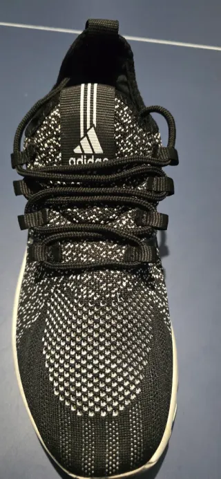 Zapatillas Adidas Negras y Blancas