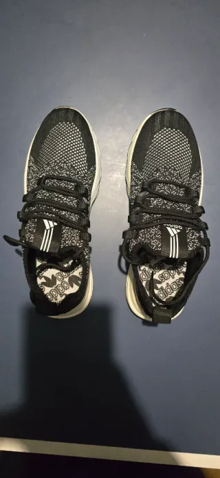 Zapatillas Adidas Negras y Blancas