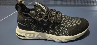 Zapatillas Adidas Negras y Blancas