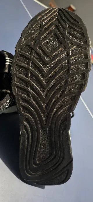 Zapatillas Adidas Negras y Blancas