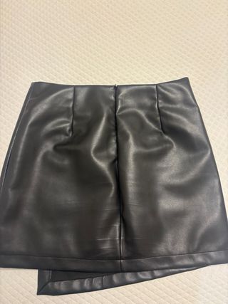 Falda cuero negra con tachuelas