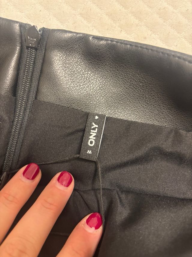 Falda cuero negra con tachuelas