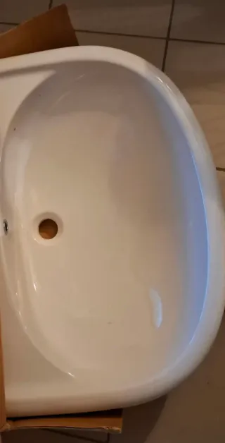 Lavandino in ceramica con base