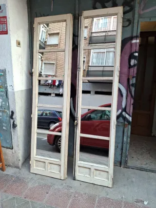 Puertas antiguas de madera con espejo