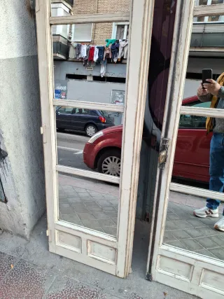 Puertas antiguas de madera con espejo