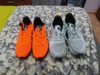 Zapatillas deportivas grises y naranjas