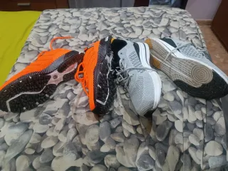 Zapatillas deportivas grises y naranjas